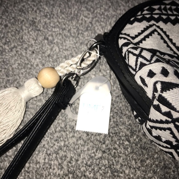 NWT Time & Tru Black & White Dome Pouch w/ Tassle - Picture 4 of 7